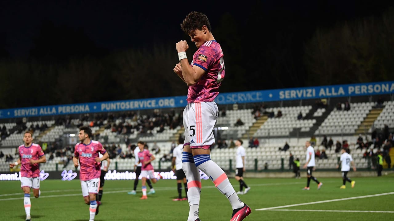 L'esultanza di Leonardo Cerri dopo il gol contro la Pro Vercelli