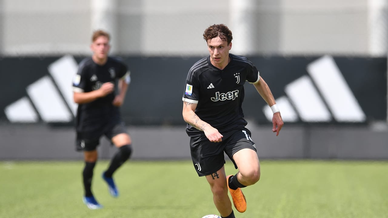 Gianmarco Di Biase in azione contro i pari età del Monza