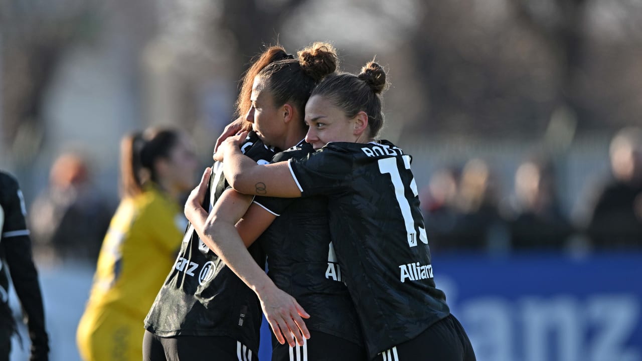 Esultanza Juventus Women dopo il gol di Caruso