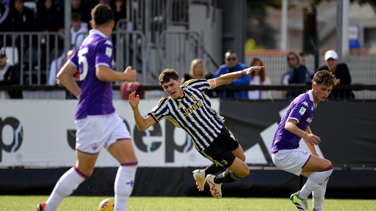Lorenzo Anghelè in azione durante Juventus Primavera-Fiorentina Primavera