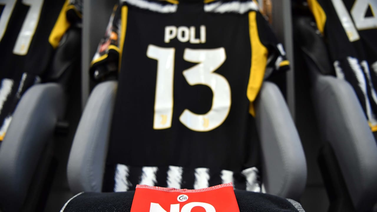 Primo piano sulla fascia da capitano di Poli nello spogliatoio della Next Gen
