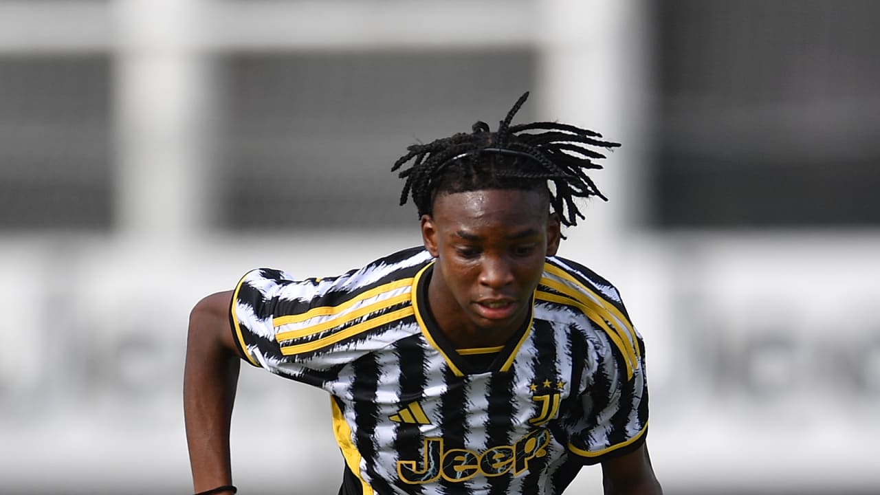 Destiny Elimoghale in azione durante Juventus Under 15-Torino Under 15