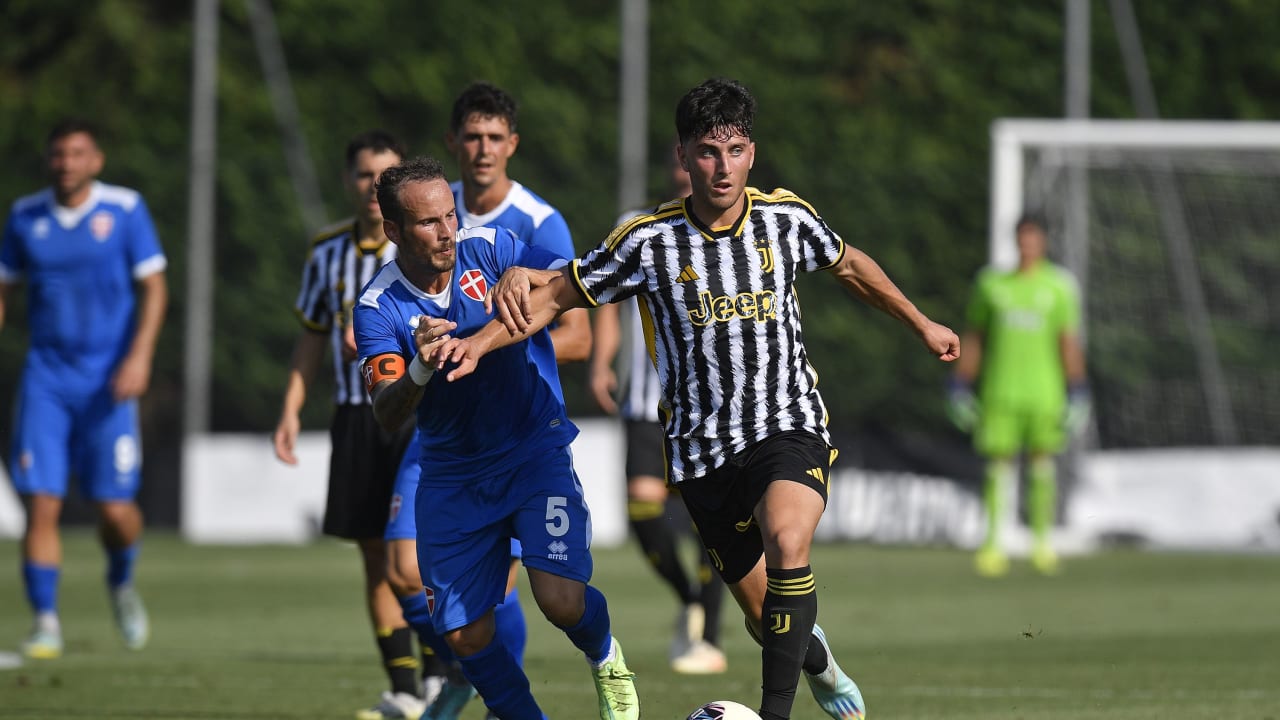 Andrea Valdesi in azione in amichevole con il Novara