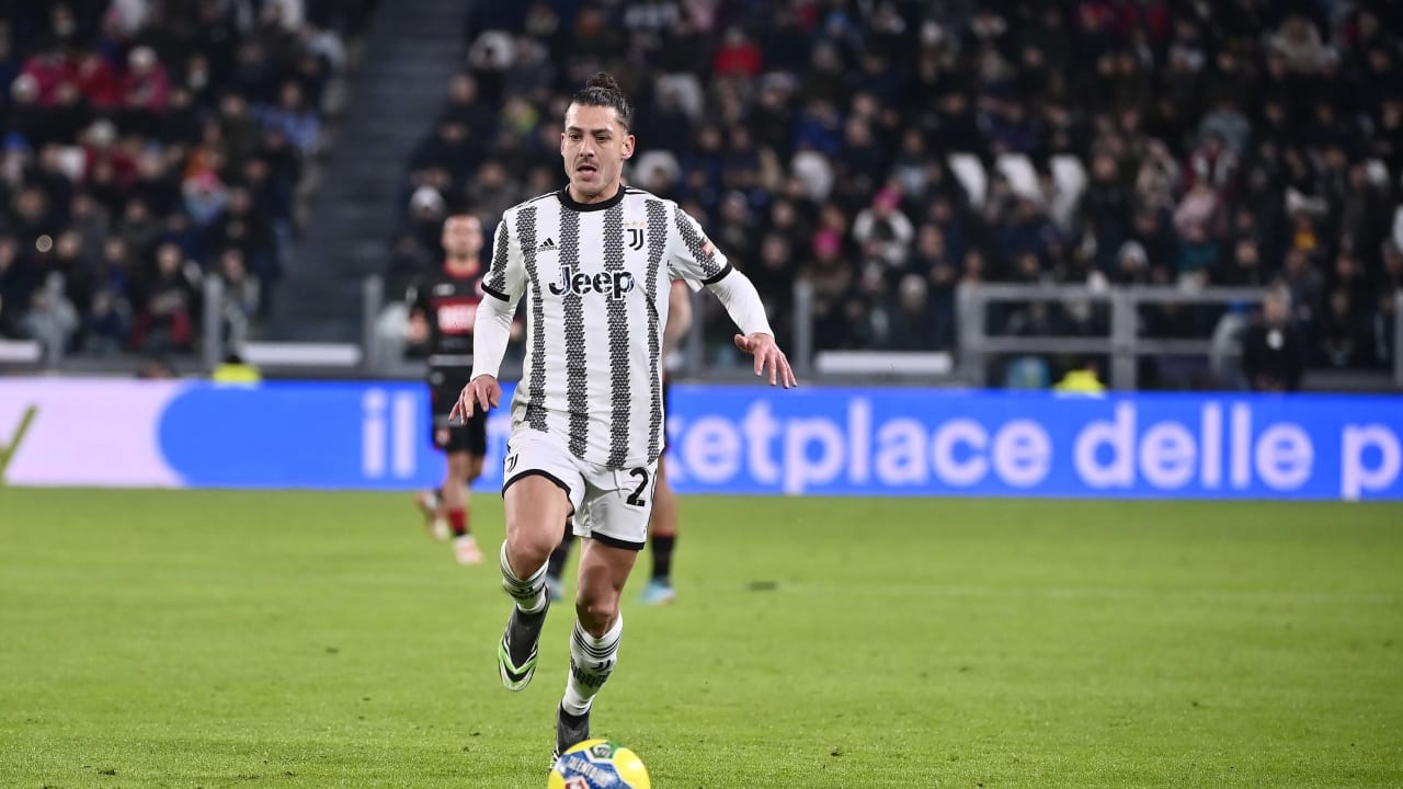 Simone Iocolano in azione all'Allianz Stadium durante Juventus Next Gen - Vicenza