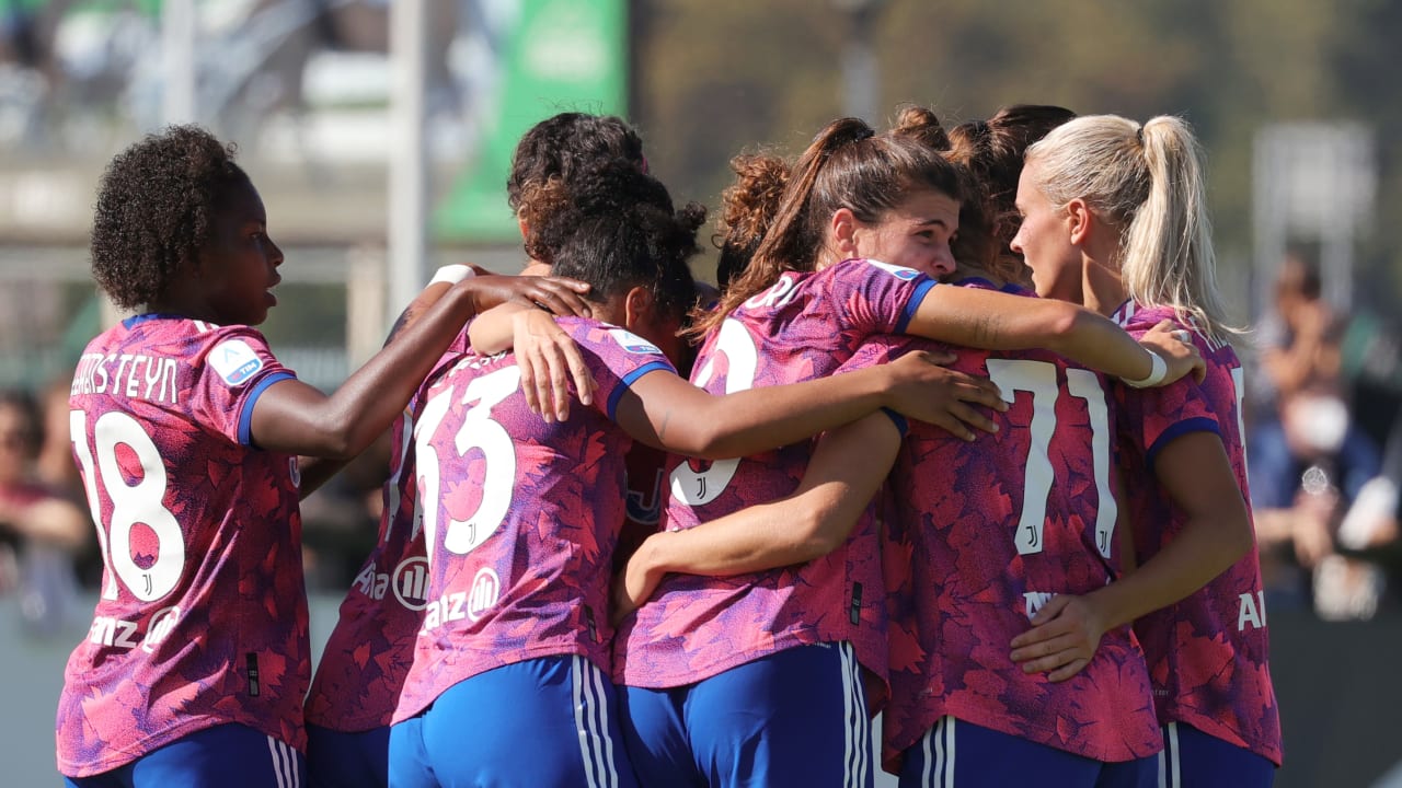 L'esultanza delle bianconere a Vinovo durante il match contro il Pomigliano