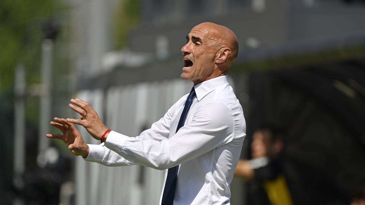 Le indicazioni di Paolo Montero durante il match contro la Roma Primavera