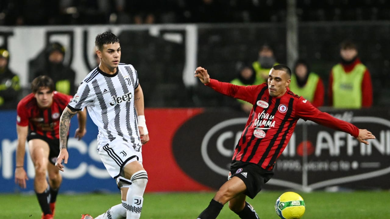 Enzo Barrenechea in azione durante la semifinale di andata della Coppa Italia Serie C contro il Foggia