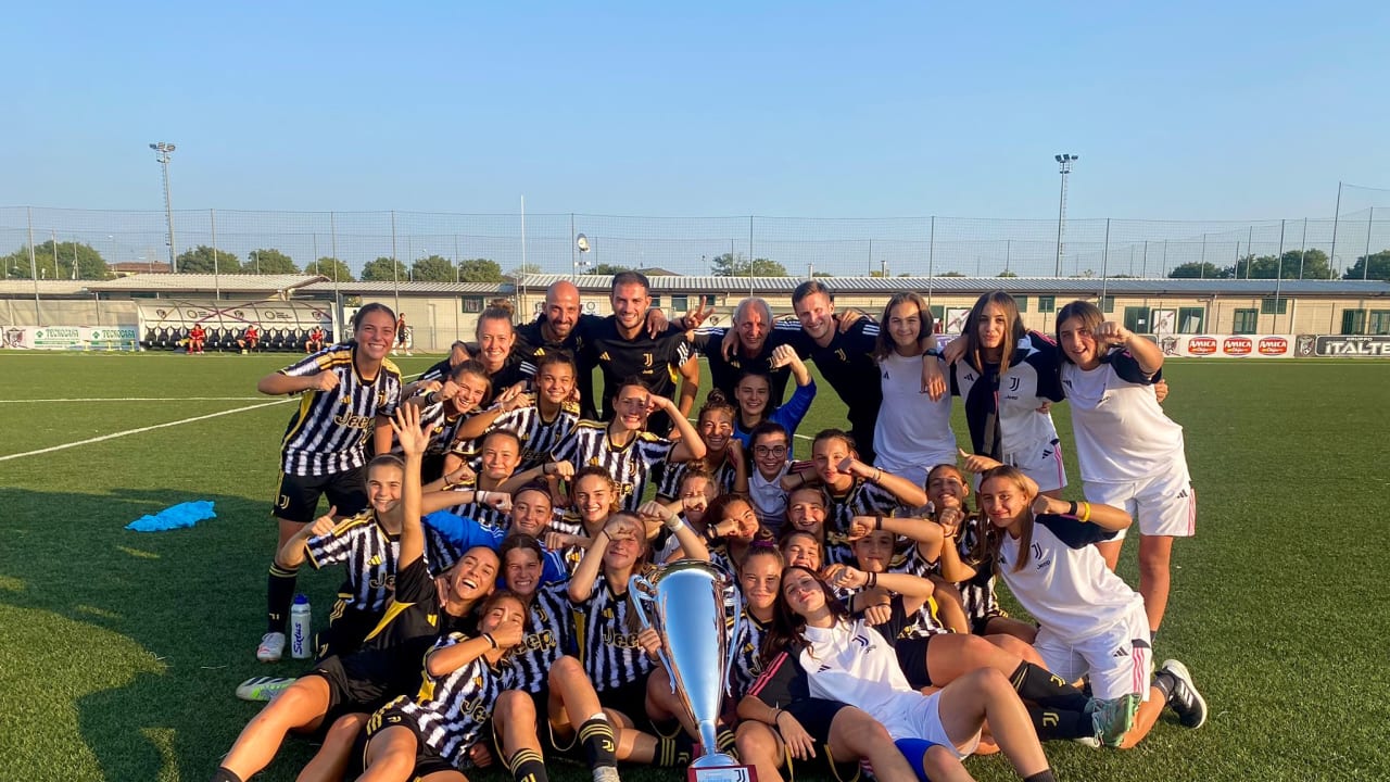L'esultanza dell'Under 17 femminile dopo la vittoria del torneo pre-season