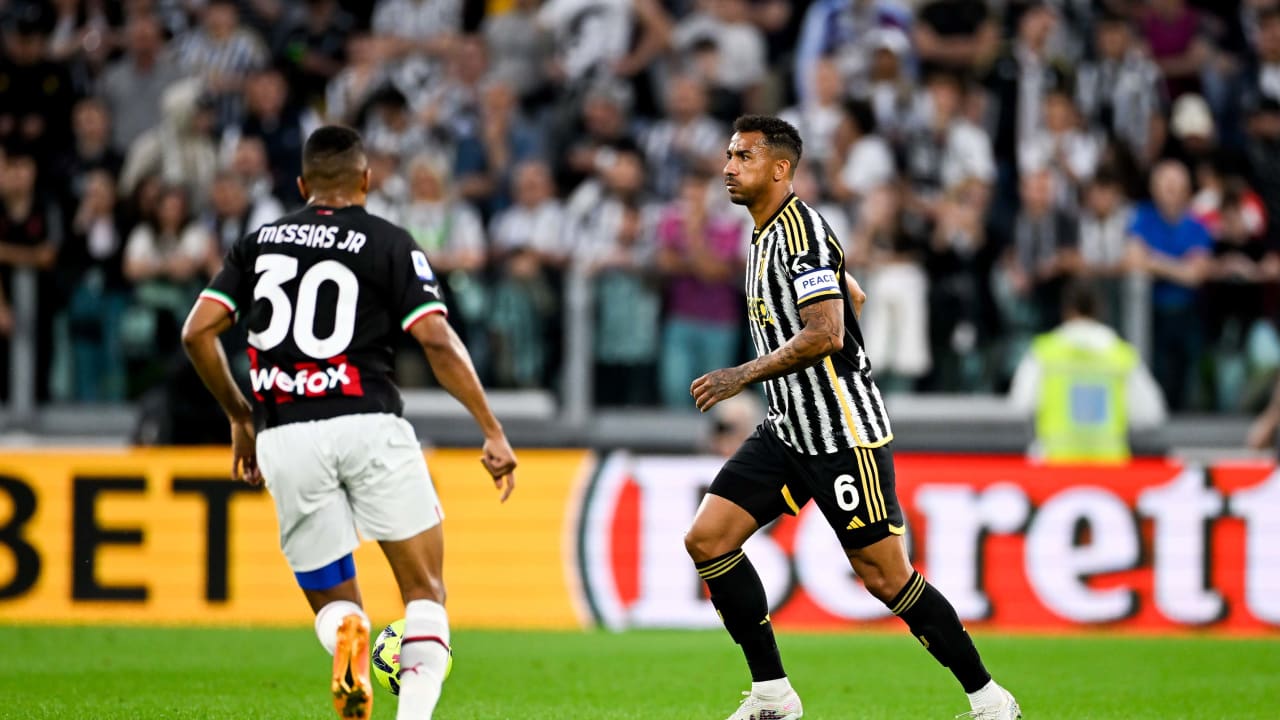 Danilo in azione durante Juventus - Milan