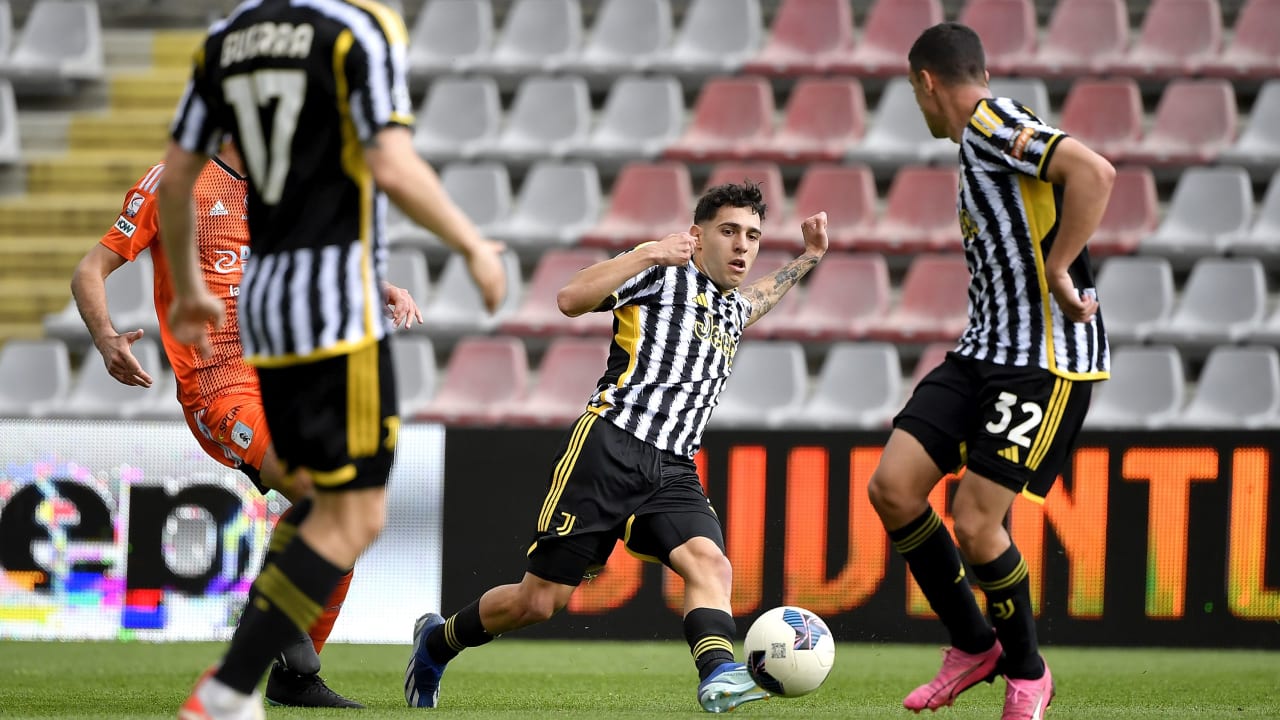 Luis Hasa in azione durante Juventus Next Gen-Virtus Entella