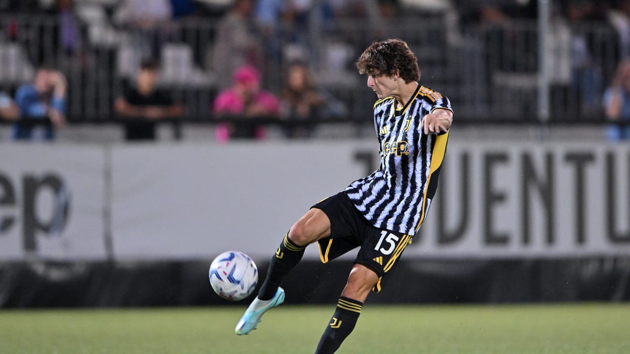 Federico Savio in azione durante la sfida a Vinovo contro l'Hellas Verona