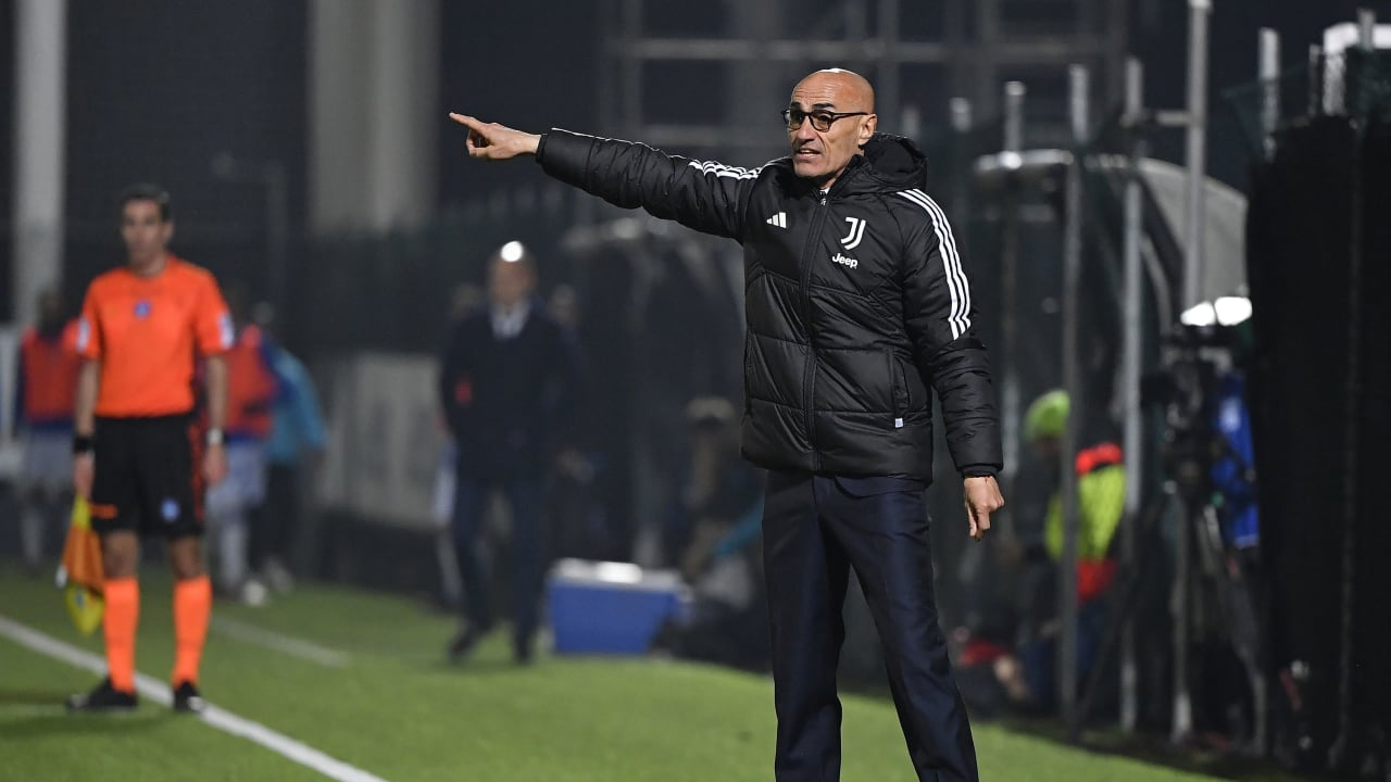 Paolo Montero dà indicazioni durante la sfida contro la Sampdoria