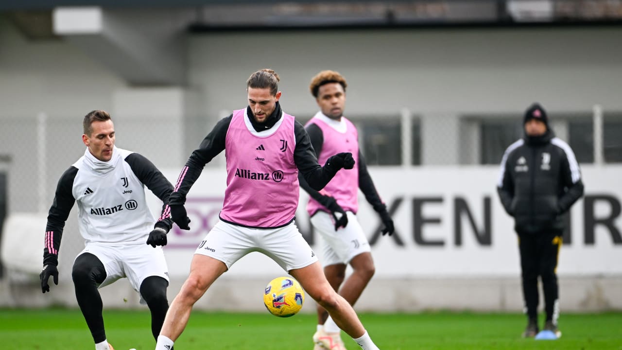 Adrien Rabiot in azione in allenamento al Training Center