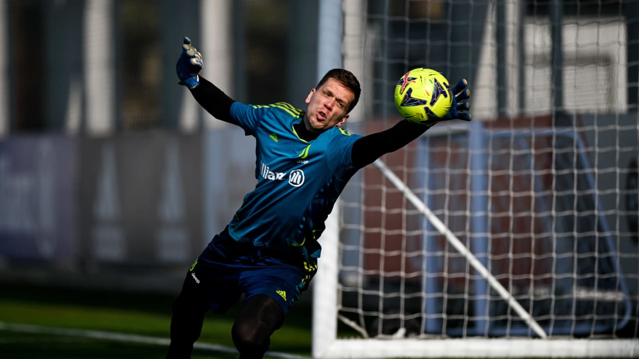 Il tuffo di Wojciech Szczęsny durante l'allenamento di giovedì 9 febbraio