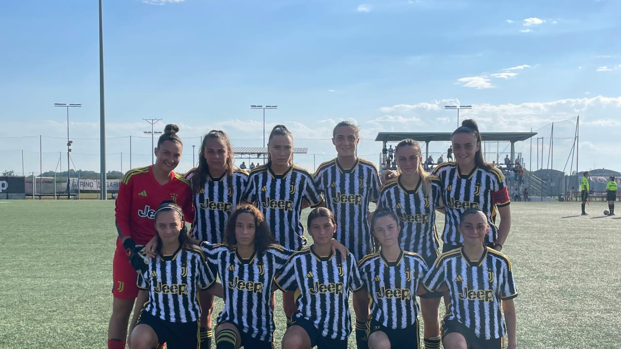 Foto di squadra della Primavera femminile prima dell'amichevole con il Freedom