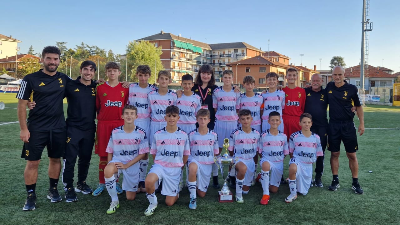 L'esultanza dell'Under 13 di Mister Castagno dopo il torneo vinto a Fossano