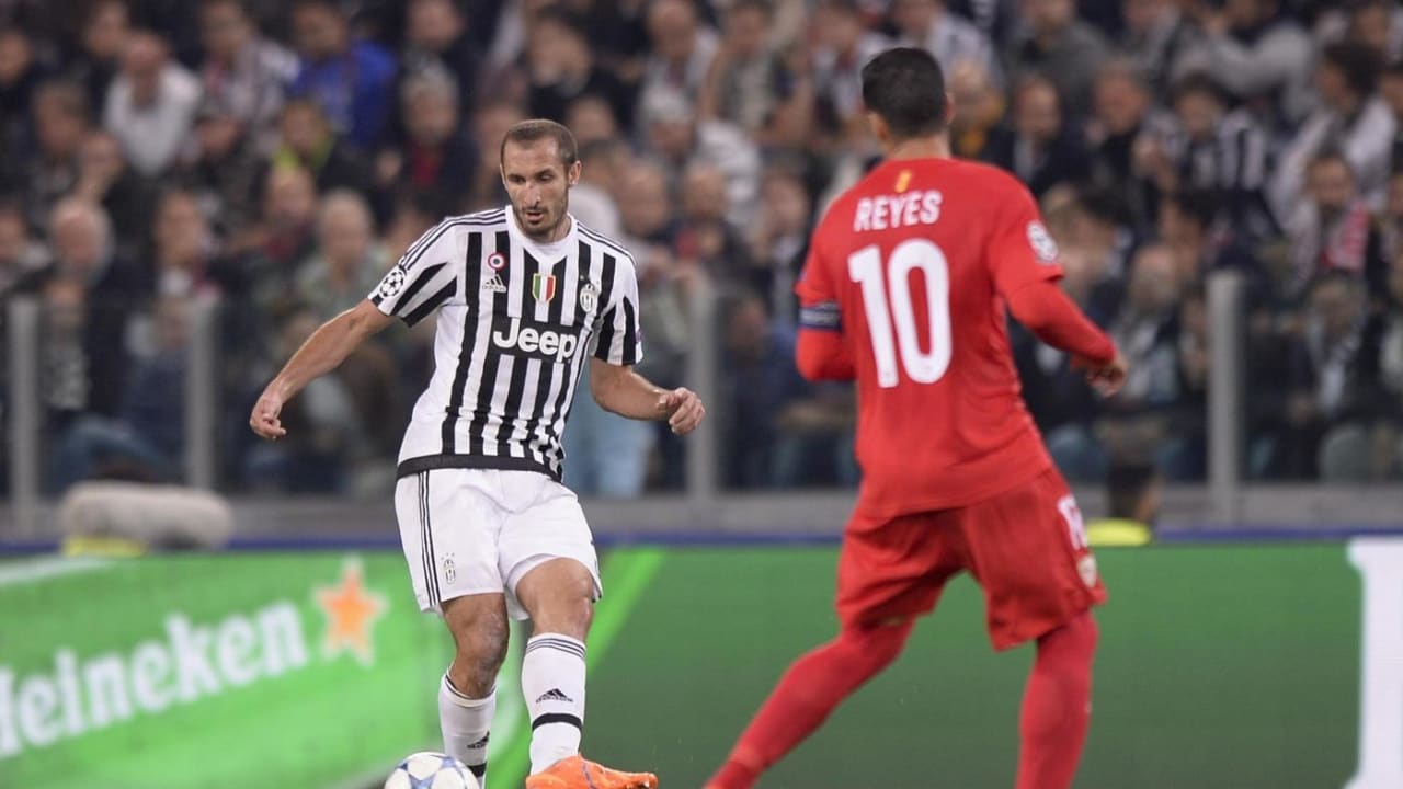 Chiellini vs. Reyes