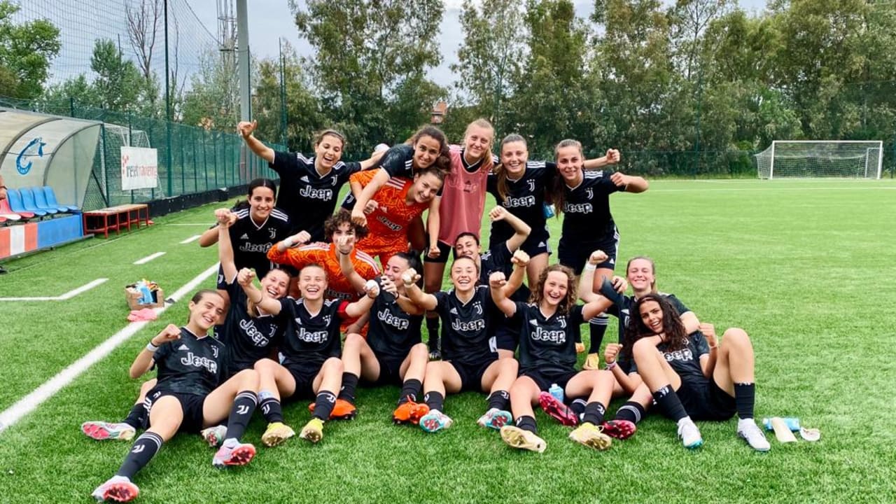 L'esultanza dell'Under 19 femminile a fine partita dopo la vittoria sulla Lazio