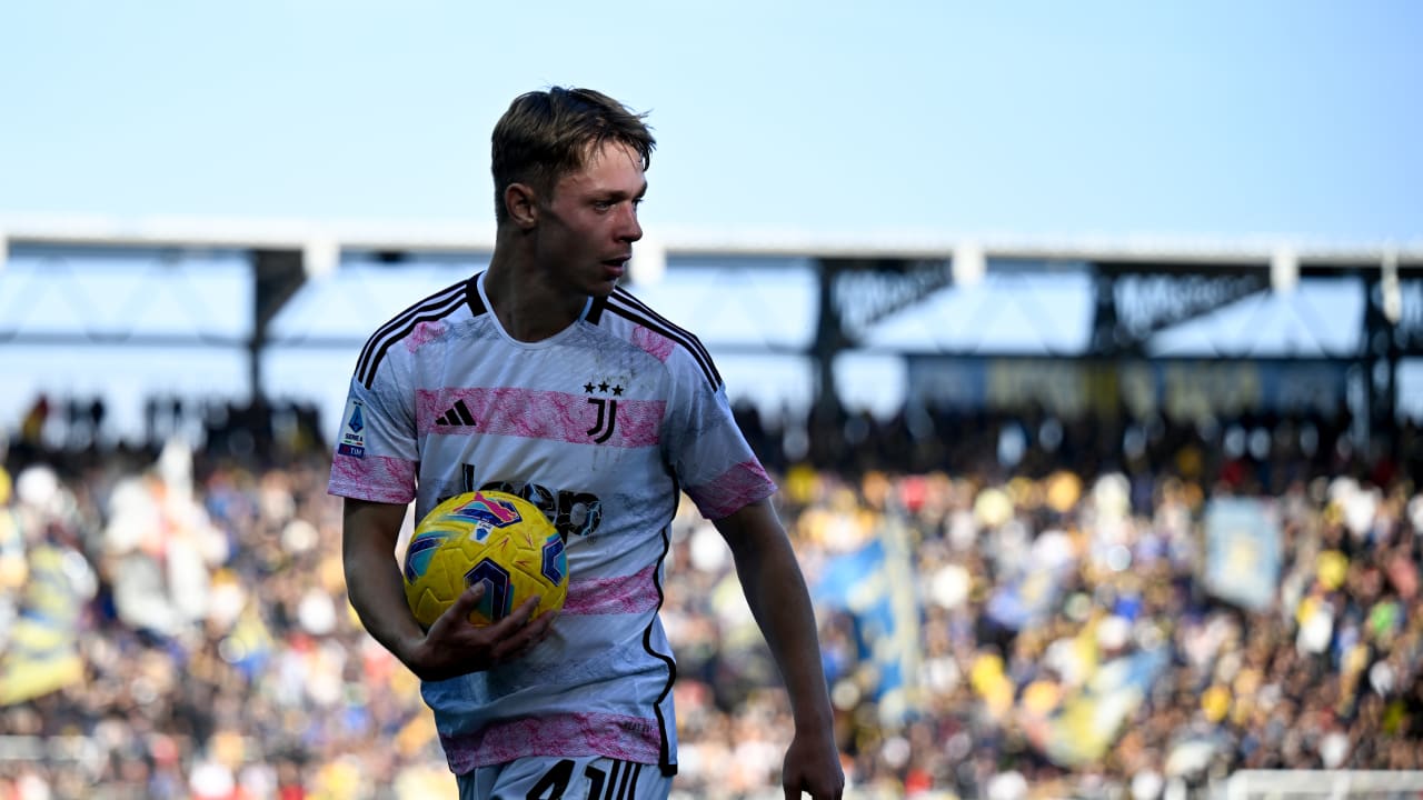 Nicoluss Caviglia prima di effettuare un calcio d'angolo