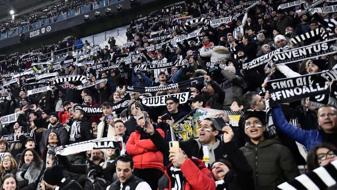 Tifosi bianconeri all'Allianz Stadium 