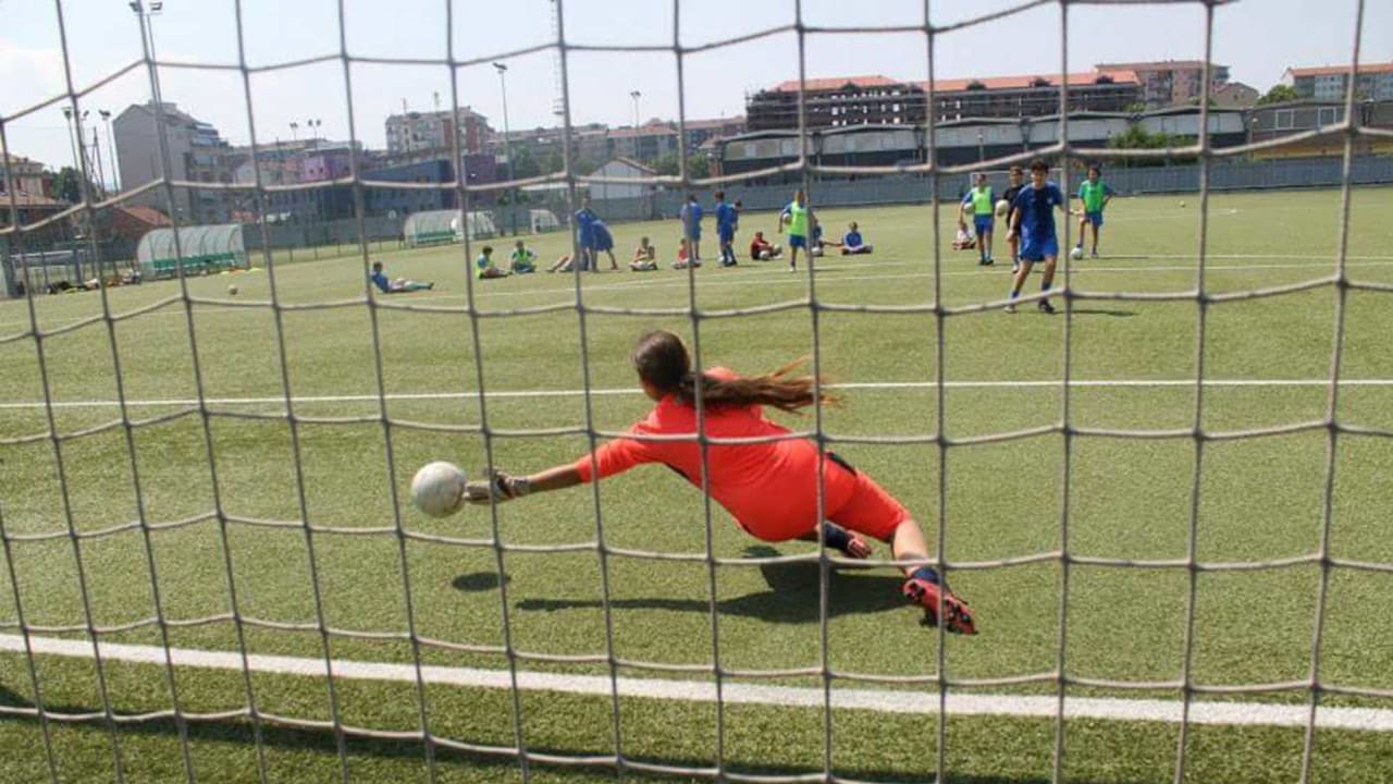 scuola calcio femminile.jpg