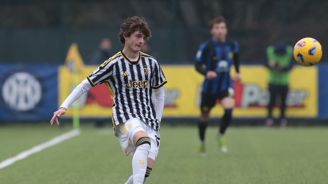 Federico Savio in azione durante Inter Primavera-Juventus Primavera