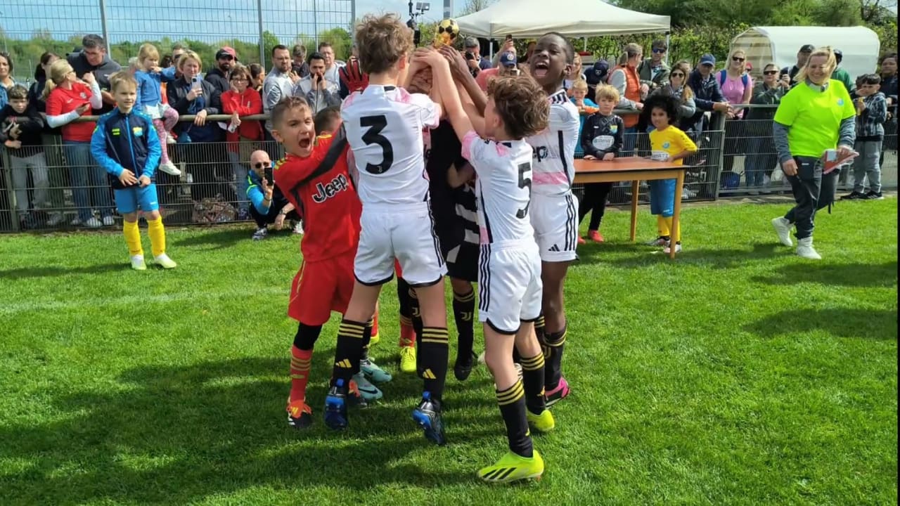 L'Under 8 di Mister Carlino esulta al termine della "Sparkassen Cup"