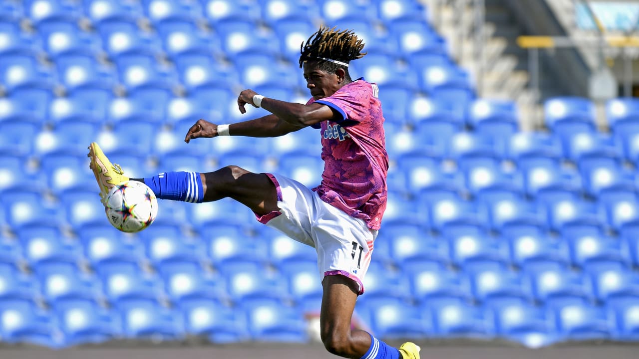 Samuel Mbangula Tshifunda in azione durante la trasferta di UEFA Youth League in Israele contro il Maccabi Haifa