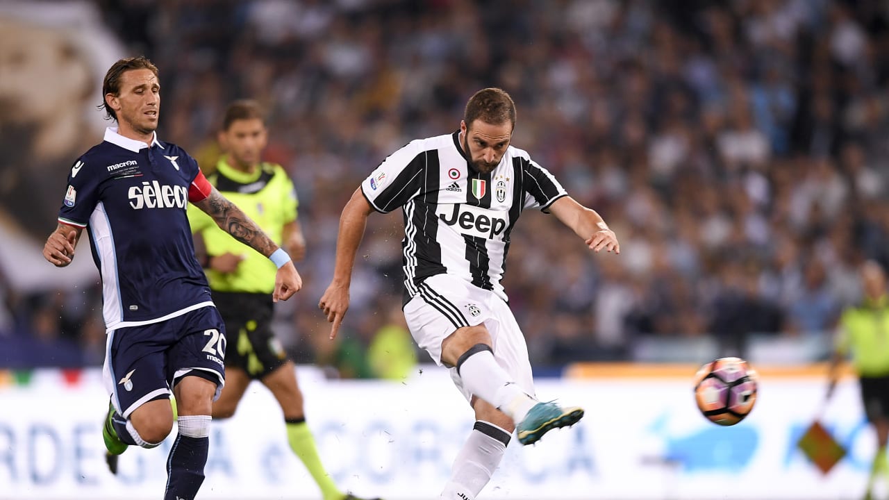 Gonzalo Higuain contro la Lazio in Coppa Italia