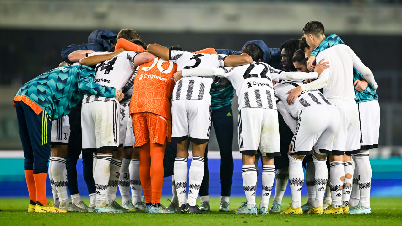 Verona - Juventus l'abbraccio a fine gara 