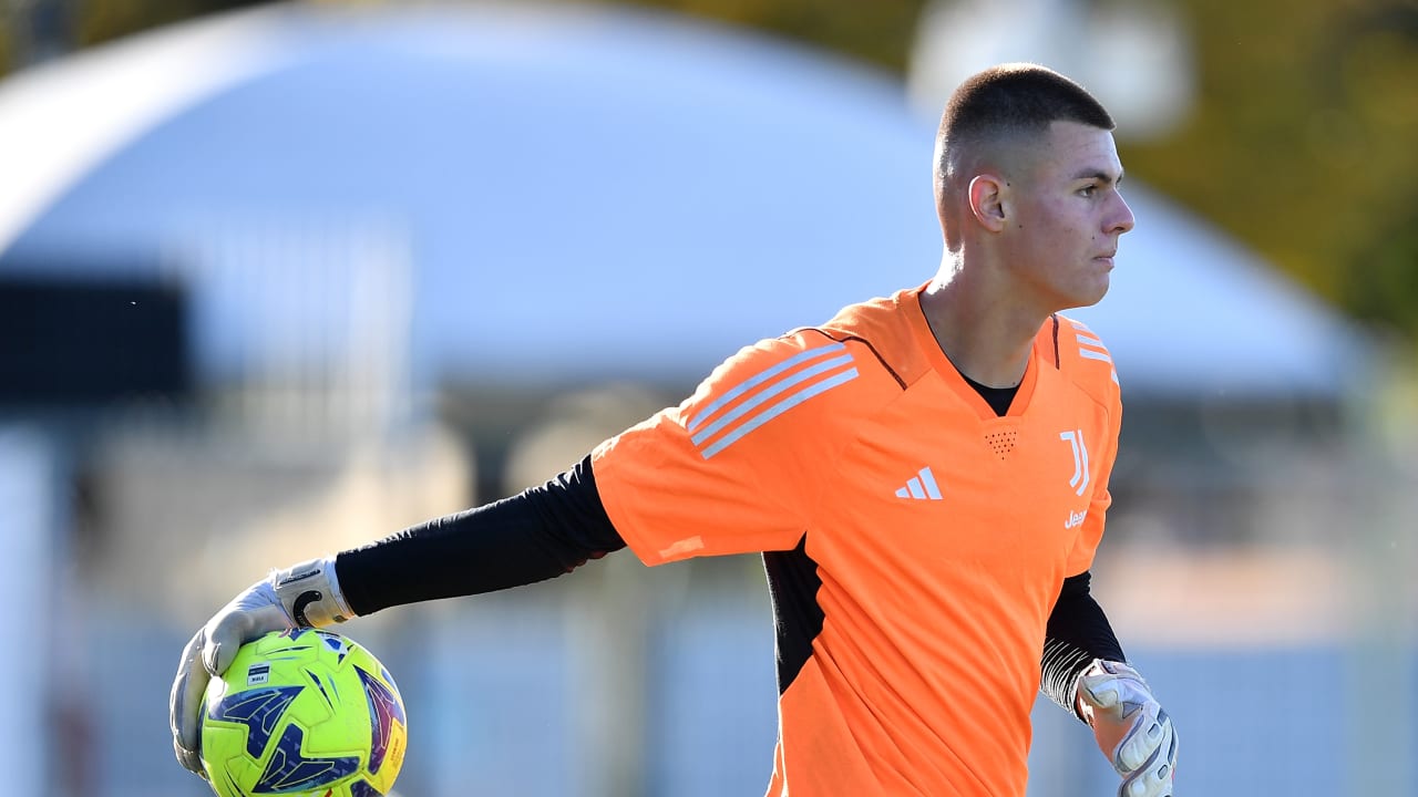 Jakub Vinarcik durante il riscaldamento con la Juventus Under 19