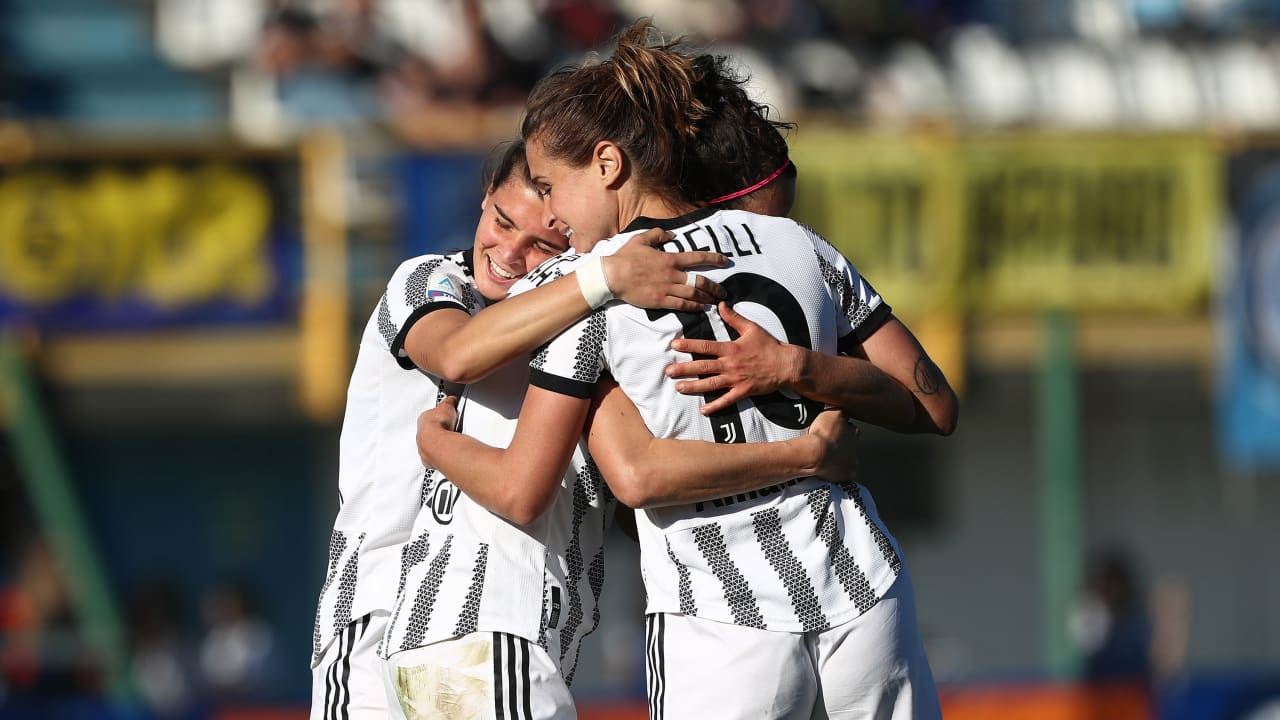 Inter-Juventus Women, l'abbraccio dopo il gol di Bonansea