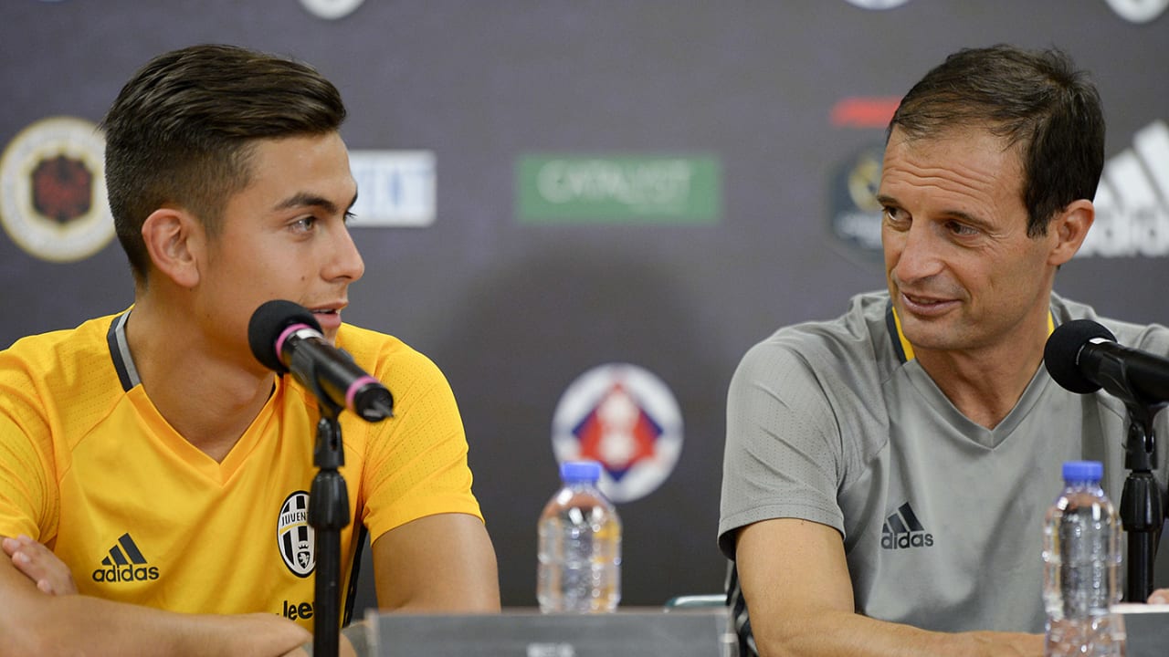 dybala_allegri_conf_hongkong.jpg