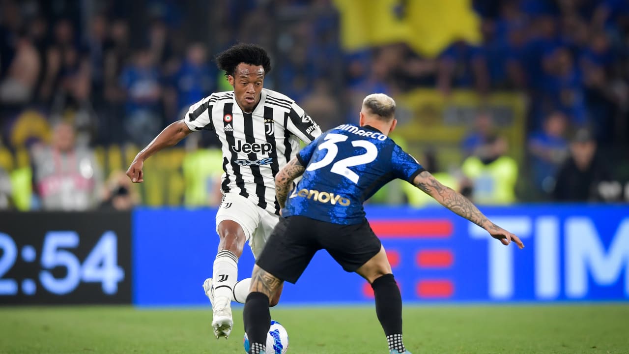 Cuadrado in azione contro l'Inter nella finale di Coppa Italia