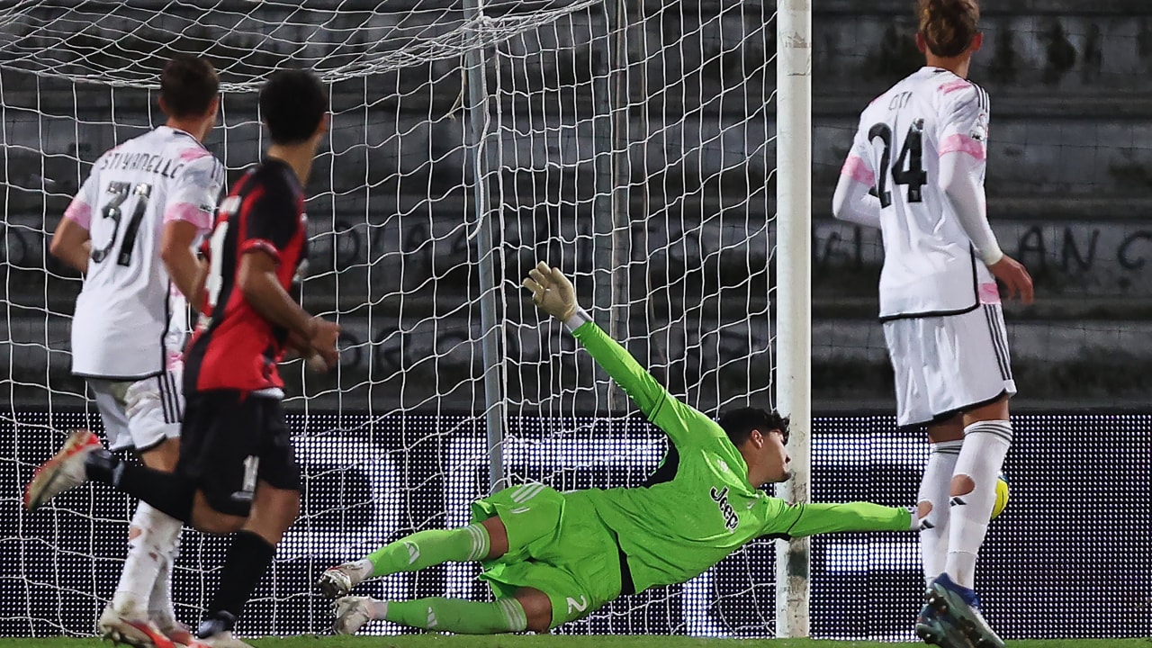 Scaglia in azione durante Lucchese-Juventus Next Gen di Coppa Italia Serie C