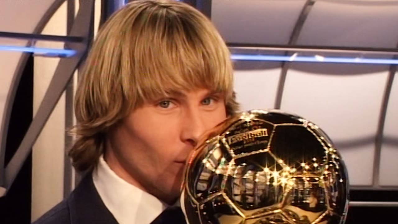 Pavel Nedved con il Pallone d'Oro nel 2003