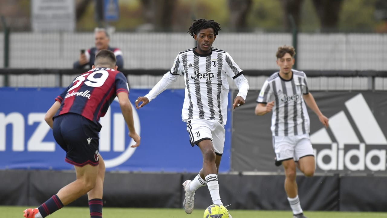 Samuel Mbangula Tshifunda in azione durante Juventus Under 19 - Bologna Under 19
