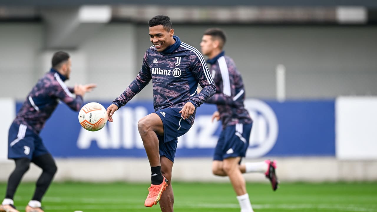 Alex Sandro in allenamento alla vigilia della sfida di ritorno contro il Nantes