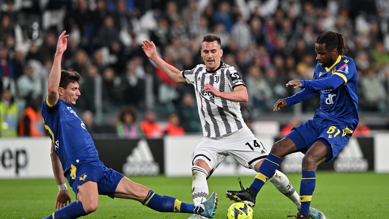 Milik contro il Verona nella stagione 22-23