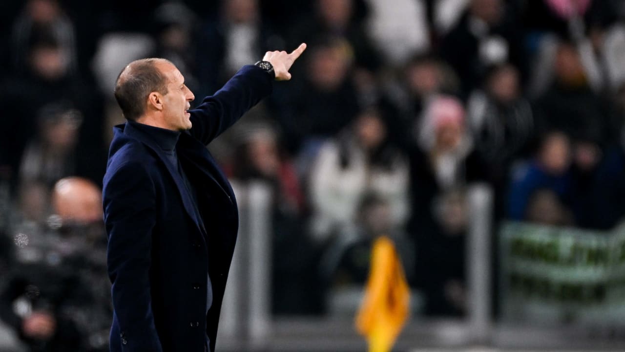 Mister Massimiliano Allegri in panchina durante Juventus - Fiorentina