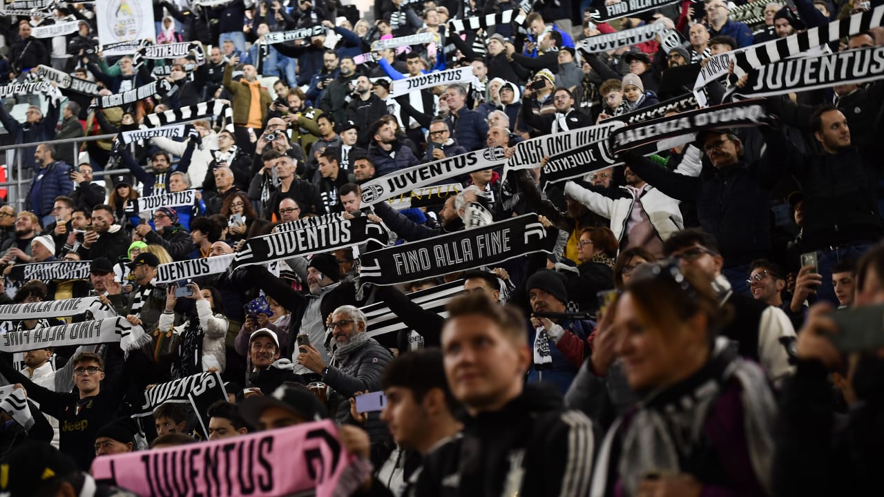Tifosi bianconeri all'Allianz Stadium
