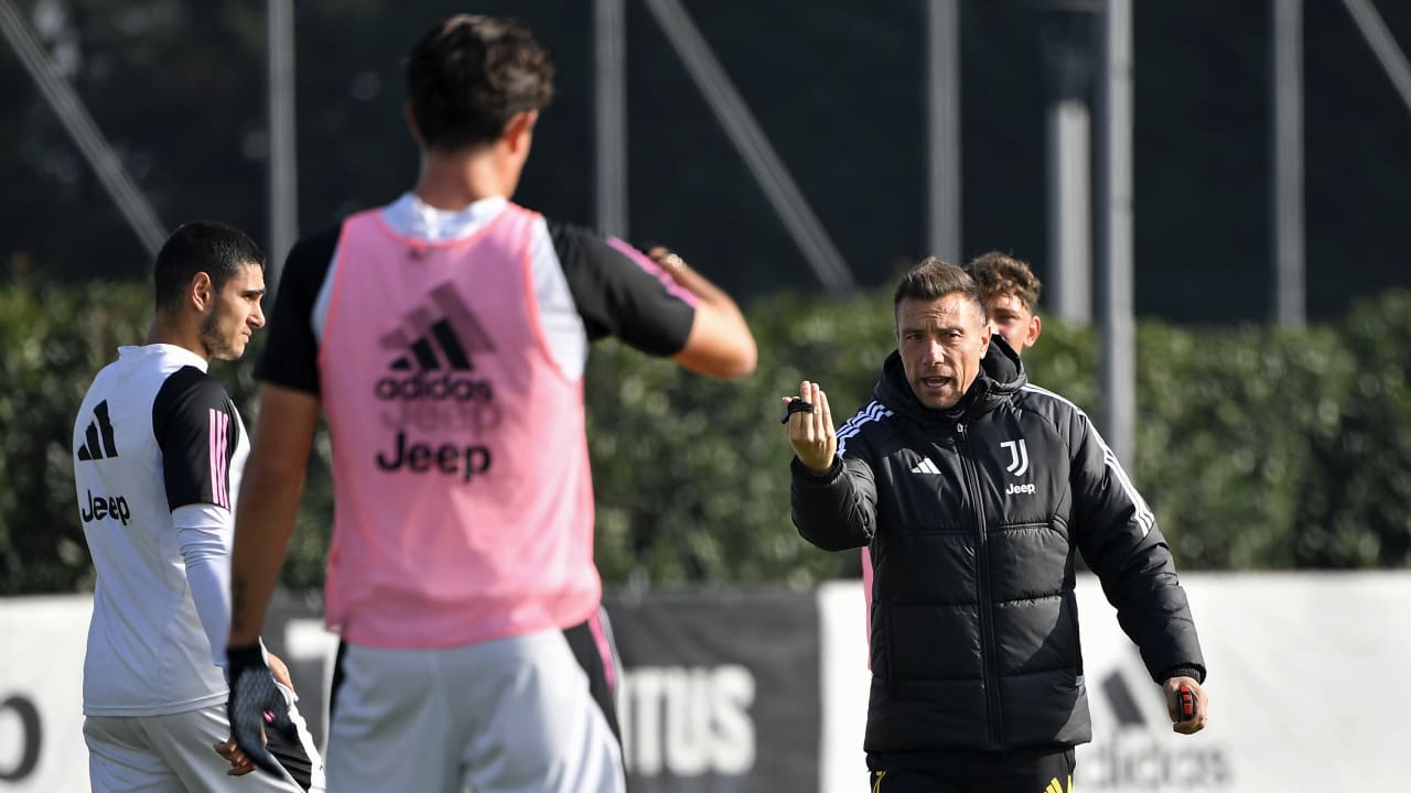 Massimo Brambilla dà indicazioni in allenamento a Vinovo