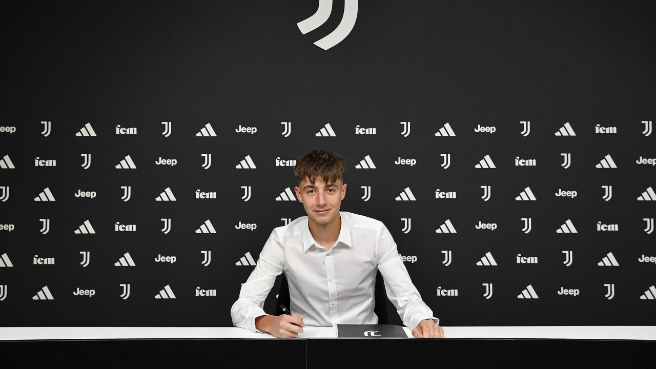 Andrei Florea firma il suo primo contratto da professionista