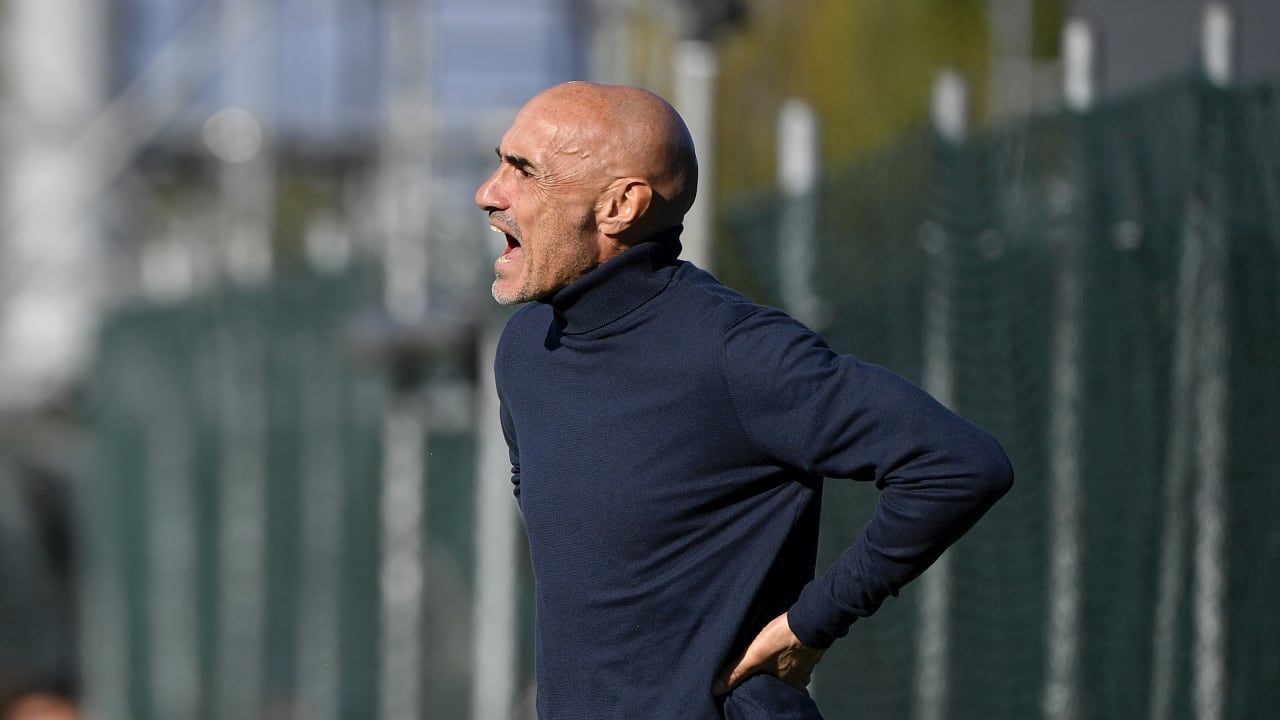 Paolo Montero dà indicazioni in panchina