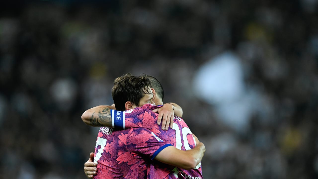 L'abbraccio tra Leonardo Bonucci e Federico Chiesa