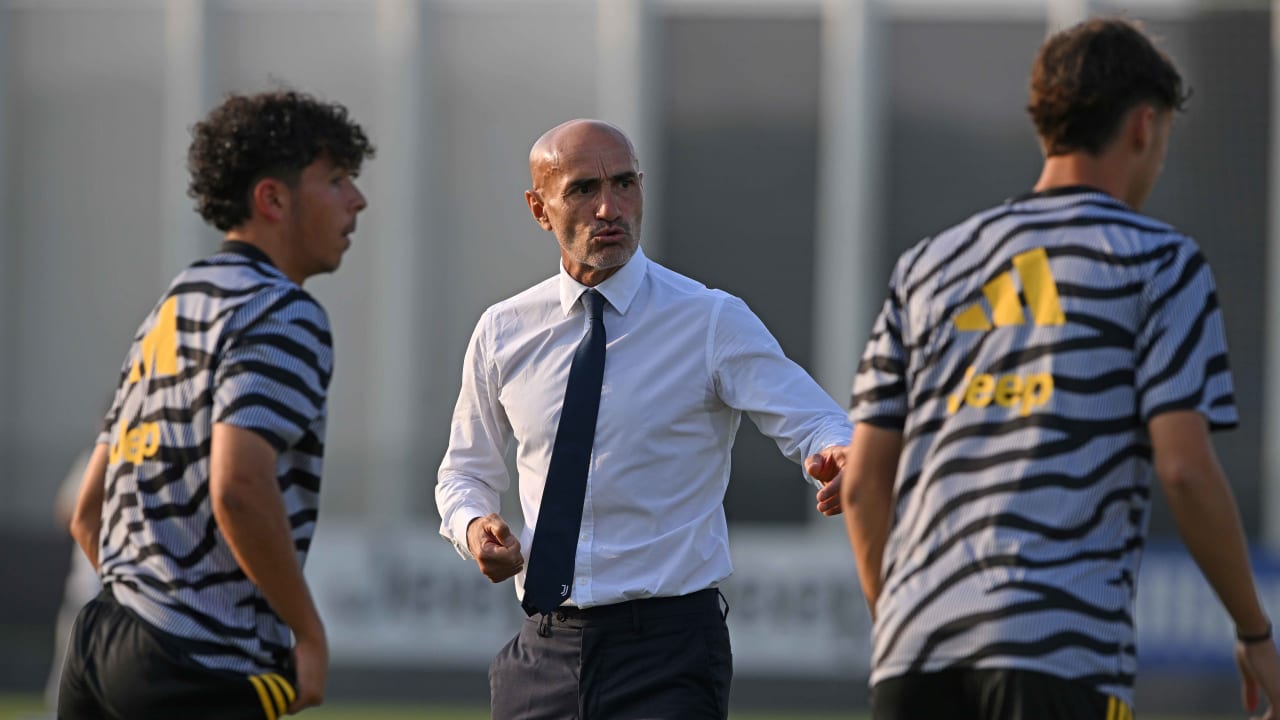 Paolo Montero dà indicazioni durante il riscaldamento