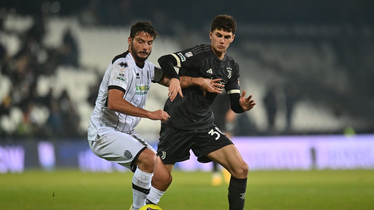 Lorenzo Anghelè in azione durante Cesena-Juventus Next Gen