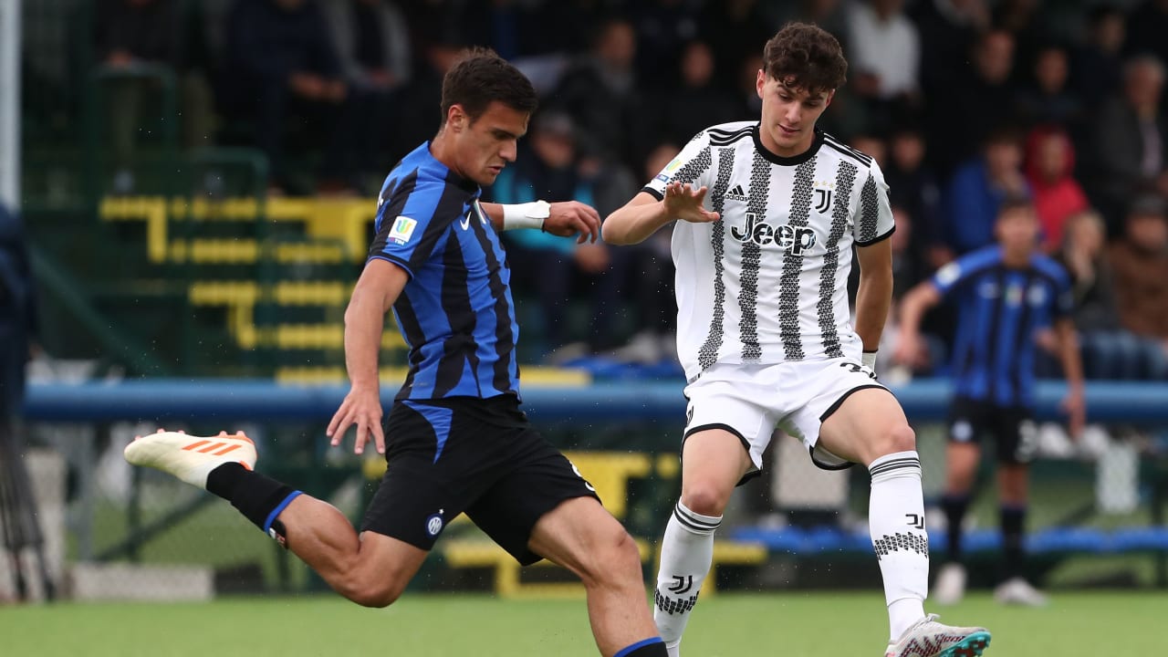 Lorenzo Anghelè in azione durante Inter - Juventus
