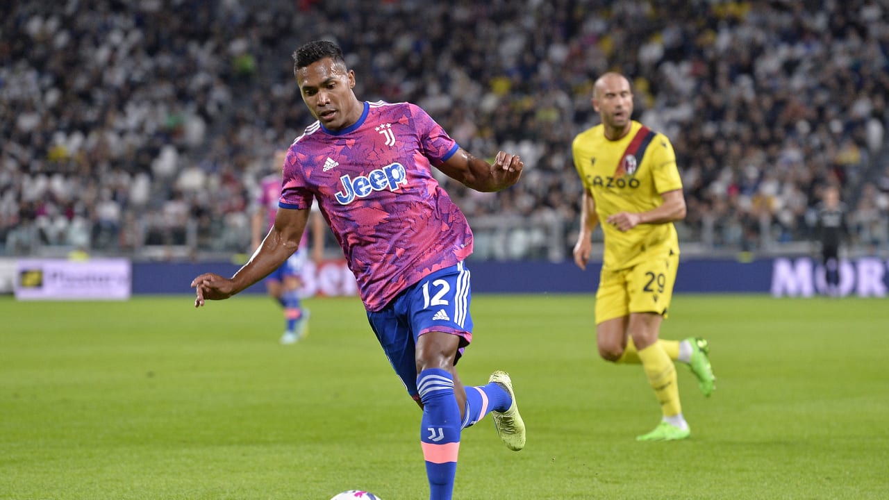 Alex Sandro vs Bologna
