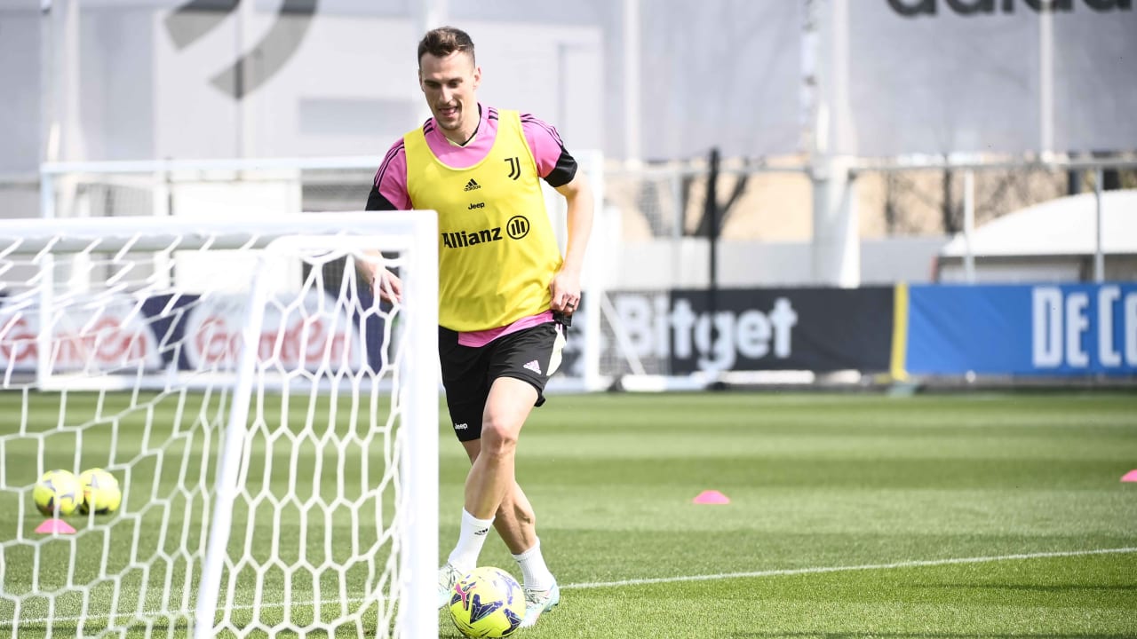 Arkadiusz Milik al Training Center durante un allenamento